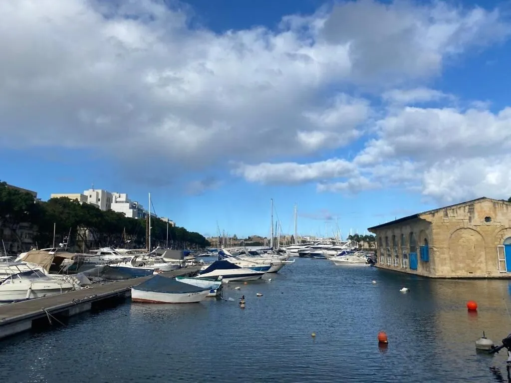 2Br Penthouse With Views Overlooking Pieta Marina By 360 Estates Apartment